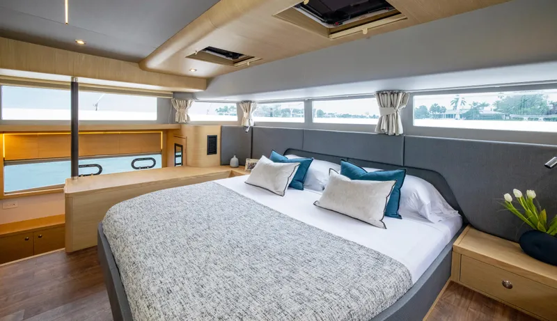 Aquila 54 Yacht Photos Pics 