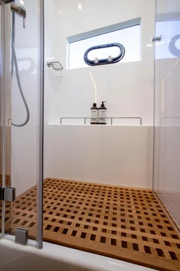 Aquila 54 Yacht Photos Pics 