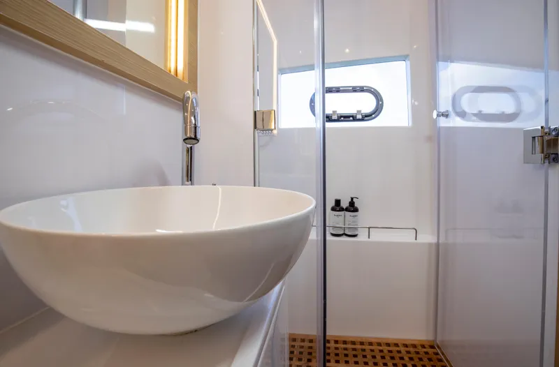 Aquila 54 Yacht Photos Pics 