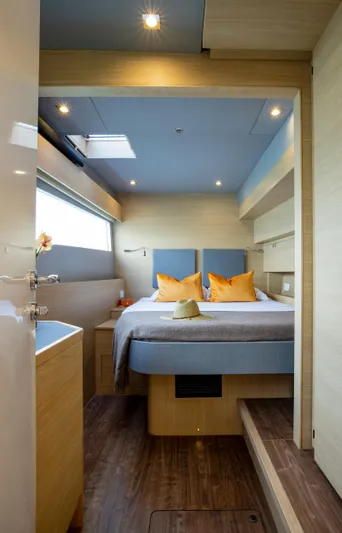 Aquila 54 Yacht Photos Pics 