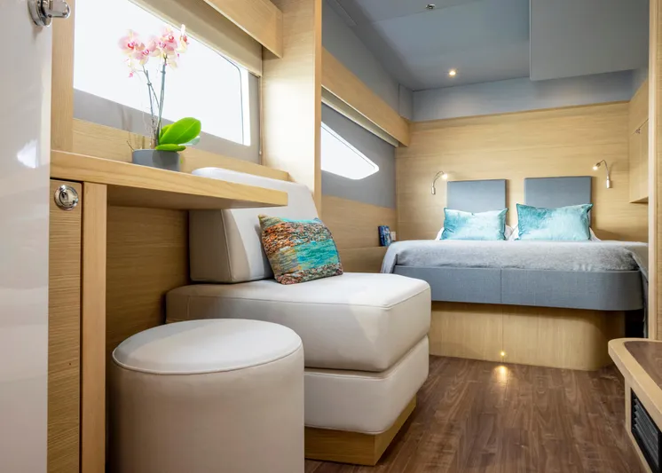 Aquila 54 Yacht Photos Pics 