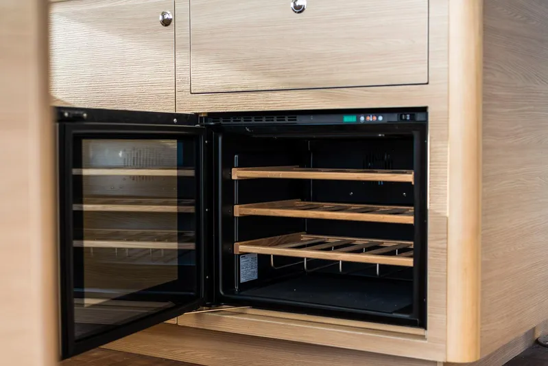 Aquila 54 Yacht Photos Pics 