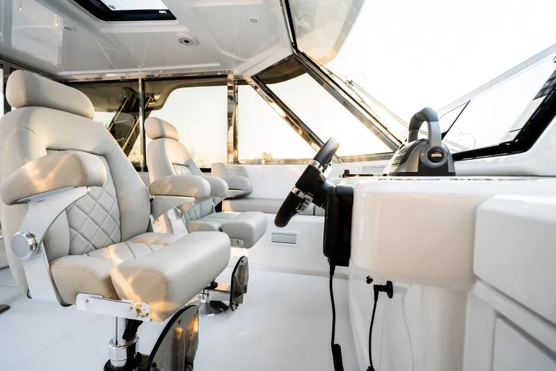 Aquila 54 Yacht Photos Pics 