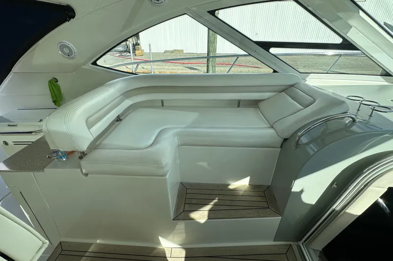  Yacht Photos Pics Luxurious interior seating on a 2011 Sea Ray 470 Sundancer yacht.
