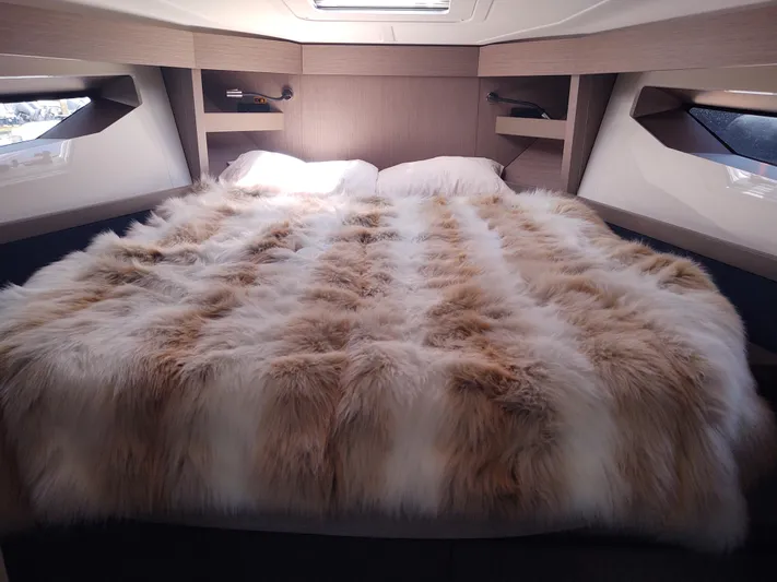 Total Chaos 9 Yacht Photos Pics Total Chaos 9 fwd stateroom berth (cover does not stay with the boat)