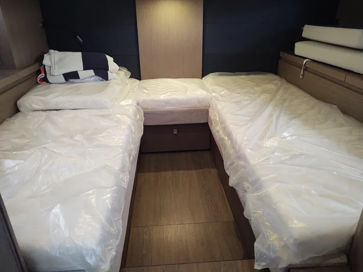 Total Chaos 9 Yacht Photos Pics Total Chaos 9 aft cabin twin beds convertible