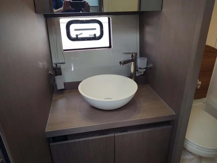 Total Chaos 9 Yacht Photos Pics Total Chaos 9 Head sink vanity