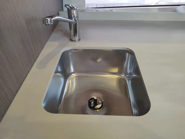 Total Chaos 9 Yacht Photos Pics Total Chaos 9 Galley sink