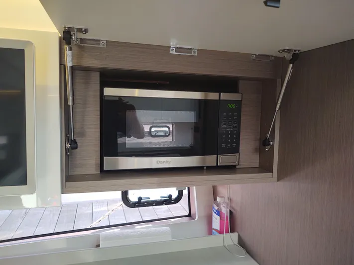 Total Chaos 9 Yacht Photos Pics Total Chaos 9 Microwave