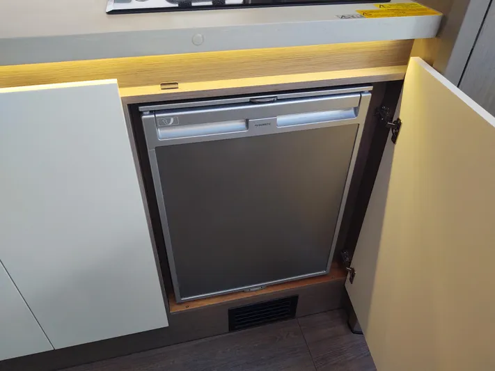 Total Chaos 9 Yacht Photos Pics Total Chaos 9 galley refridgerator