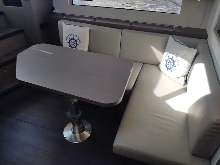 Total Chaos 9 Yacht Photos Pics Total Chaos 9 port settee and table