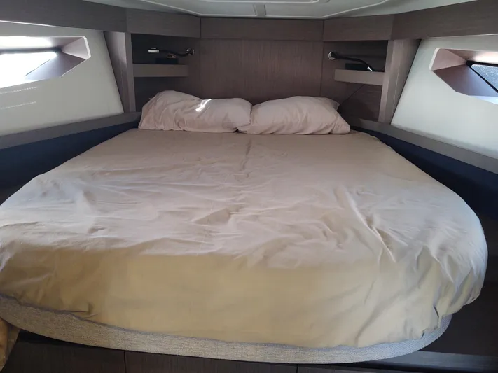 Total Chaos 9 Yacht Photos Pics Total Chaos 9 fwd berth