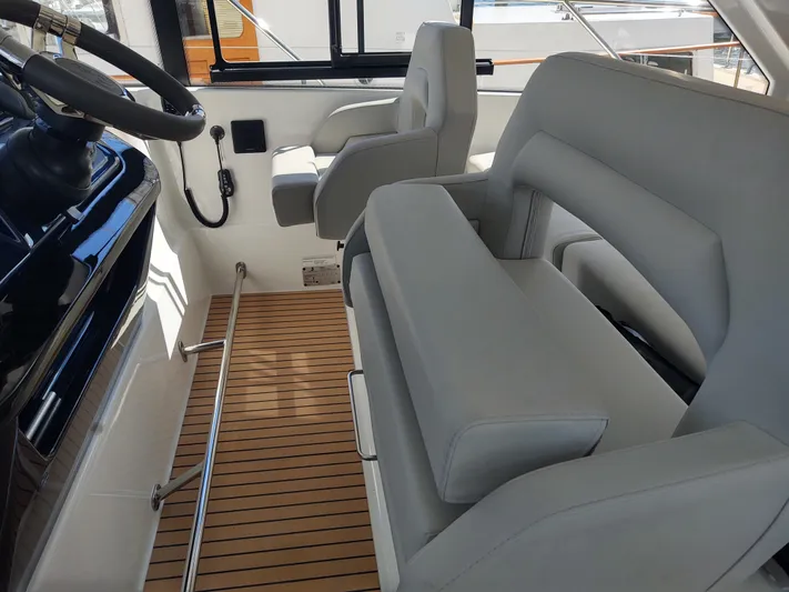 Total Chaos 9 Yacht Photos Pics Total Chaos 9 Helm seats