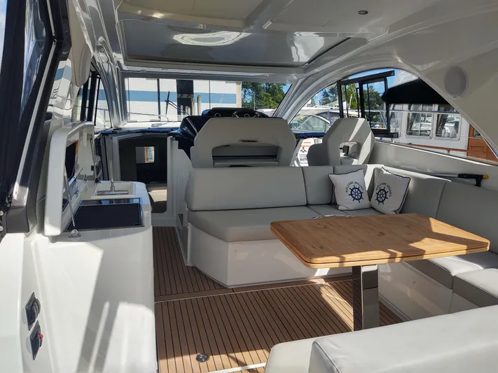 Total Chaos 9 Yacht Photos Pics Total Chaos 9 Helm deck area