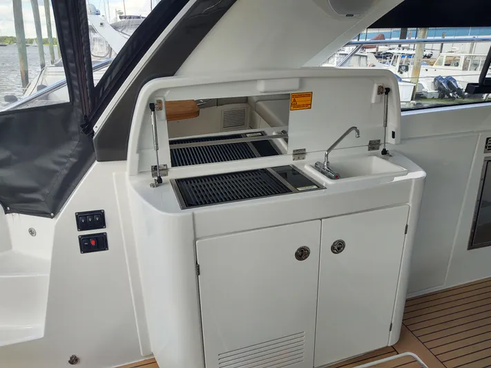 Total Chaos 9 Yacht Photos Pics Total Chaos 9 Grill and sink