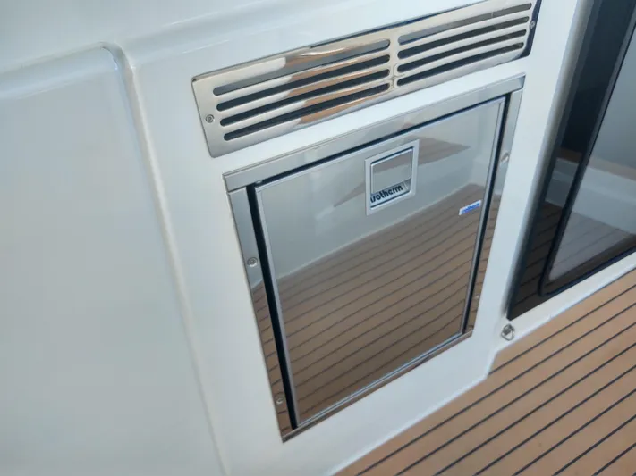 Total Chaos 9 Yacht Photos Pics Total Chaos 9 cockpit fridge