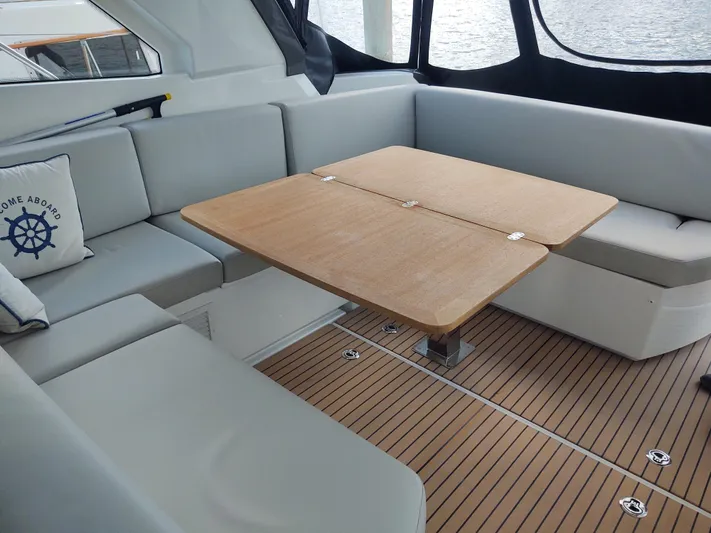 Total Chaos 9 Yacht Photos Pics Total Chaos 9 stbd seating and table extended