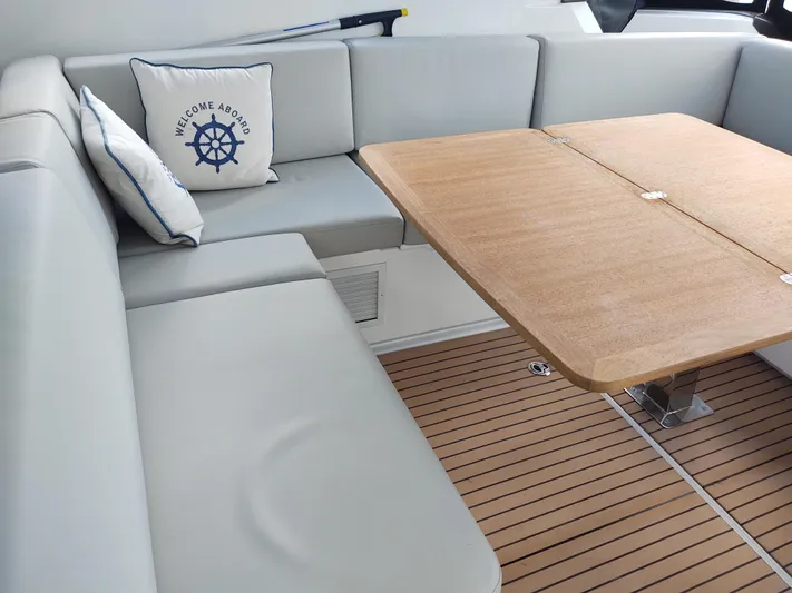 Total Chaos 9 Yacht Photos Pics Total Chaos 9 stbd seating and table extended