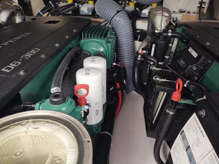 Total Chaos 9 Yacht Photos Pics Total Chaos 1 engine room 2