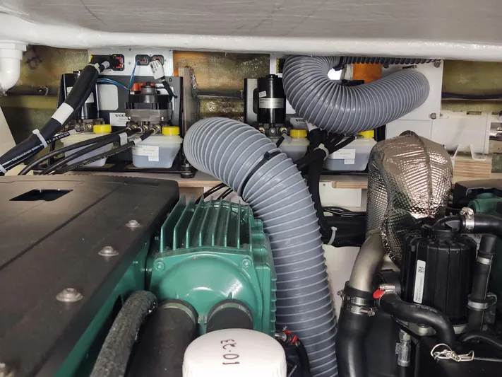 Total Chaos 9 Yacht Photos Pics Total Chaos 9 engine room 3