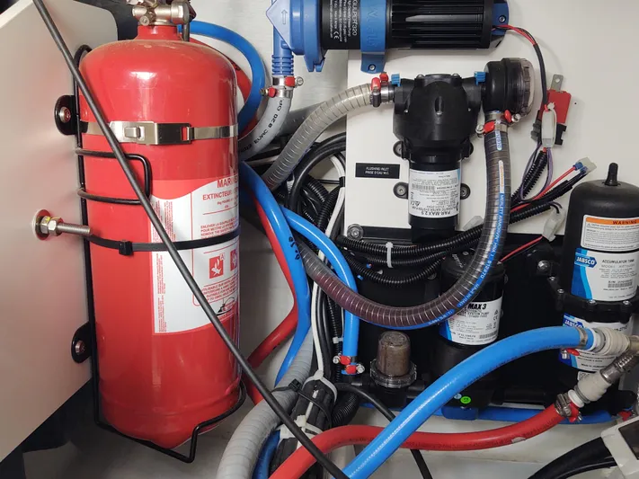 Total Chaos 9 Yacht Photos Pics Total Chaos 9 engine room 4