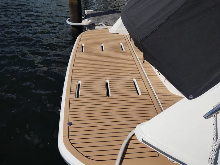 Total Chaos 9 Yacht Photos Pics Total Chaos 9 Submersible swim platform