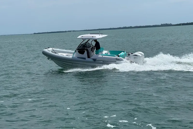  Yacht Photos Pics 2026 Ranieri CAYMAN 27.0 SPORT TOURING boat cruising on open water.