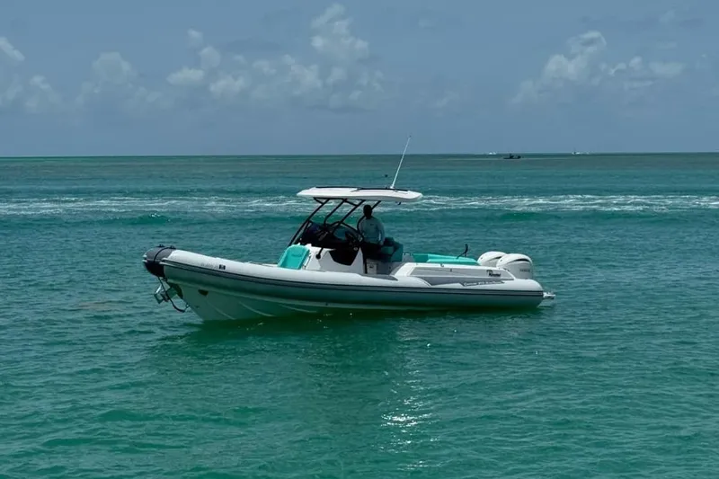  Yacht Photos Pics 2026 Ranieri CAYMAN 27.0 SPORT TOURING boat on clear turquoise water.