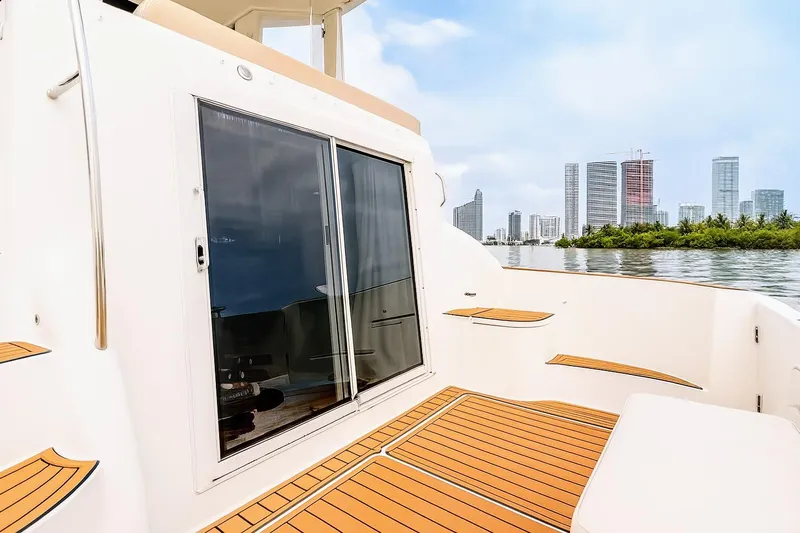 Bella Vita Yacht Photos Pics 2007 Meridian 459 Motoryacht with city skyline view, featuring sleek deck design.