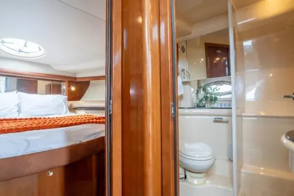 Bella Vita Yacht Photos Pics Luxurious 2007 Meridian 459 Motoryacht interior with cozy bedroom and elegant bathroom.