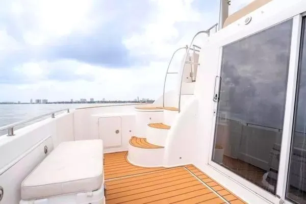 Bella Vita Yacht Photos Pics 2007 Meridian 459 Motoryacht deck with seating, stairs, and ocean view.