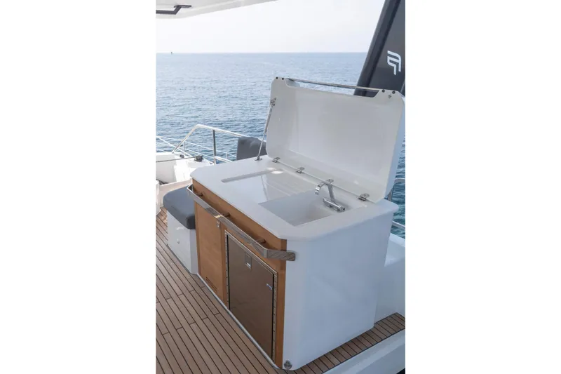  Yacht Photos Pics Outdoor sink on 2025 Fountaine Pajot Samana 59 yacht, overlooking the ocean.