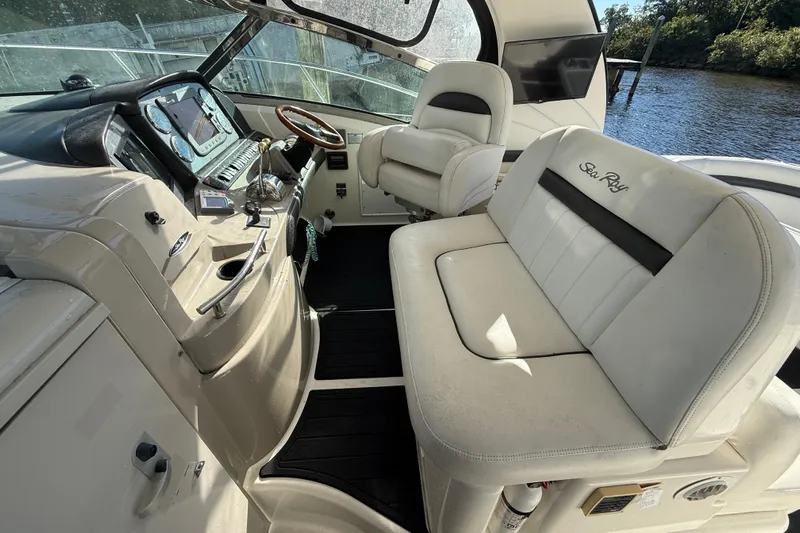  Yacht Photos Pics 2005 Sea Ray 390 Sundancer cockpit with white seating and control panel.