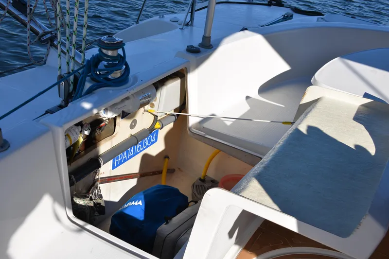 Dreamweaver Yacht Photos Pics Fountaine Pajot Belize 43 cockpit area, 2004 model, with visible equipment and seating.