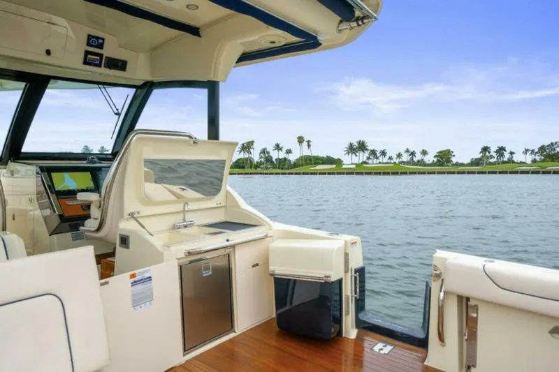 With Seakeeper Yacht Photos Pics 2023 Chris-craft Calypso 35 - Image 12