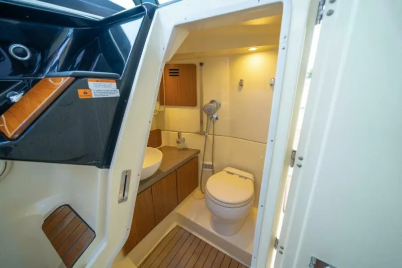 With Seakeeper Yacht Photos Pics 2023 Chris-craft Calypso 35 - Image 23