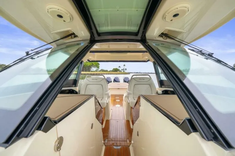 With Seakeeper Yacht Photos Pics 2023 Chris-craft Calypso 35 - Image 17