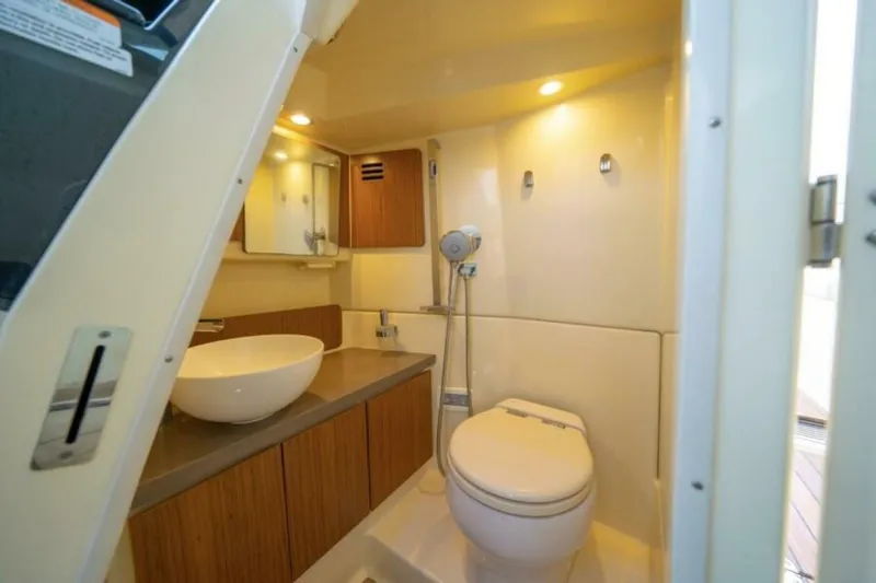 With Seakeeper Yacht Photos Pics 2023 Chris-craft Calypso 35 - Image 24