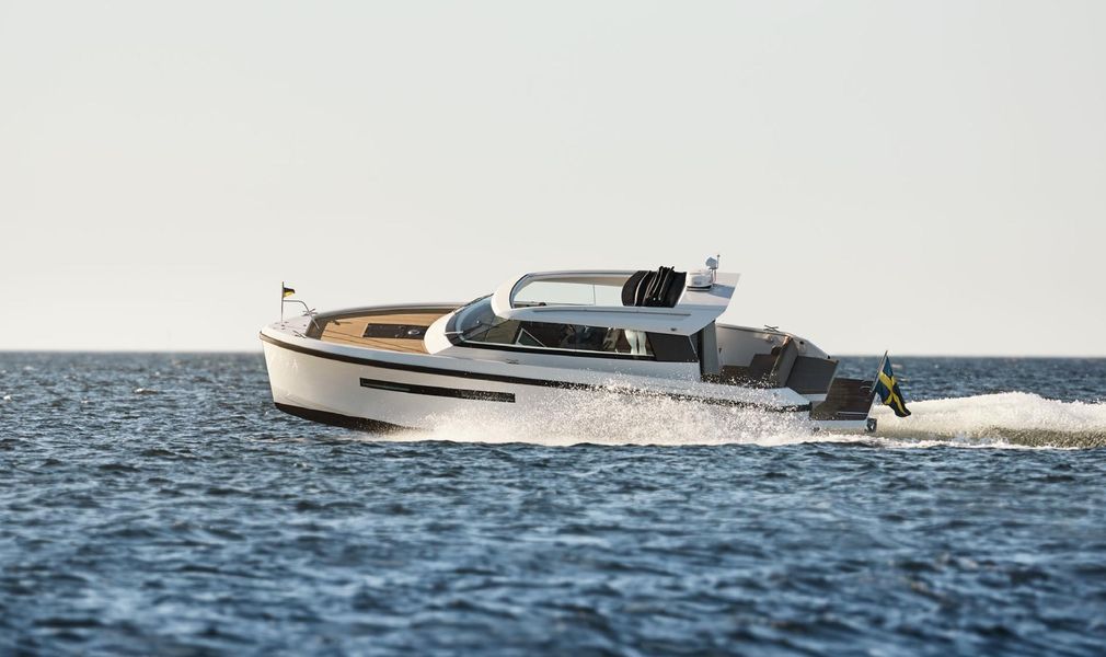 2023 Delta Powerboats 33 Coupe