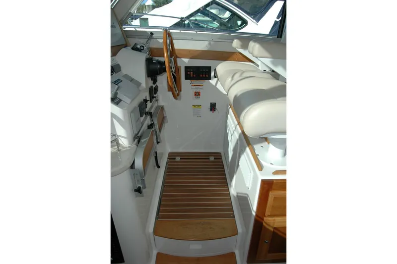 Bonnie Blue Yacht Photos Pics Interior helm of 2015 Back Cove 37 boat with wooden accents and controls.