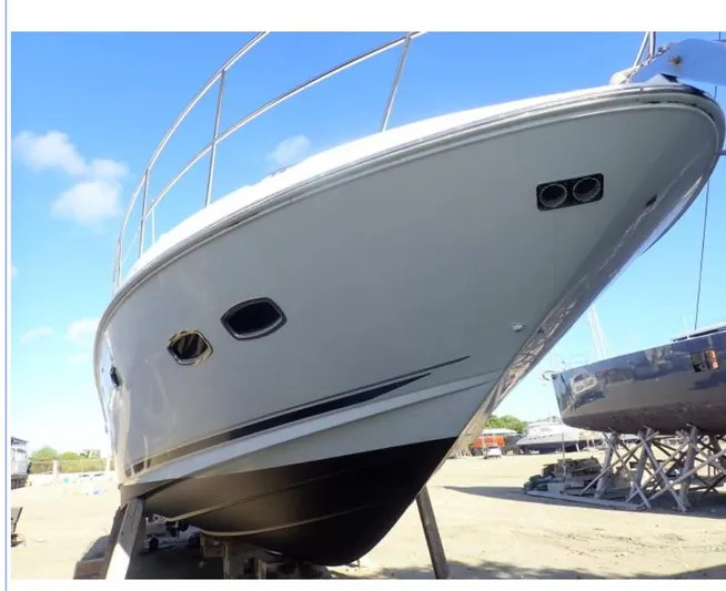 Fiddle Deedee Yacht Photos Pics 2011 Sea Ray Sundancer boat on dry dock, side view.