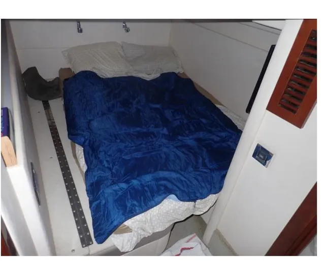Fiddle Deedee Yacht Photos Pics 2011 Sea Ray Sundancer cabin bed with blue blanket and pillows.