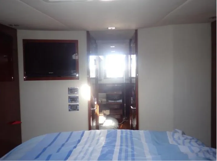 Fiddle Deedee Yacht Photos Pics Interior cabin of 2011 Sea Ray Sundancer yacht with bed and TV.