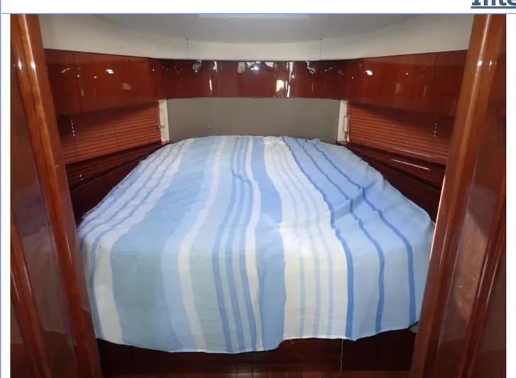 Fiddle Deedee Yacht Photos Pics 2011 Sea Ray Sundancer cabin with bed and striped blue bedspread.