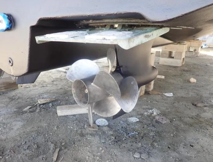 Fiddle Deedee Yacht Photos Pics Close-up of 2011 Sea Ray Sundancer propeller on dry dock.