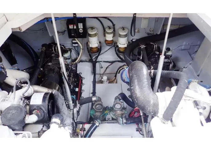 Fiddle Deedee Yacht Photos Pics Engine compartment of a 2011 Sea Ray Sundancer boat.