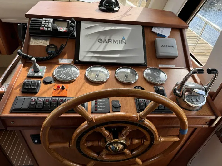 Getaway Yacht Photos Pics Control panel of 2008 Mainship 34 Trawler Hardtop with Garmin navigation system.