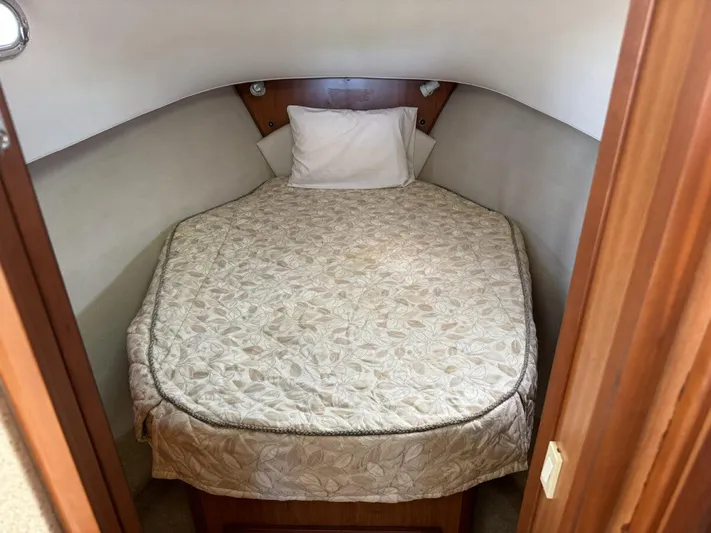 Getaway Yacht Photos Pics 2008 Mainship 34 Trawler Hardtop cabin with cozy bed and neutral decor.