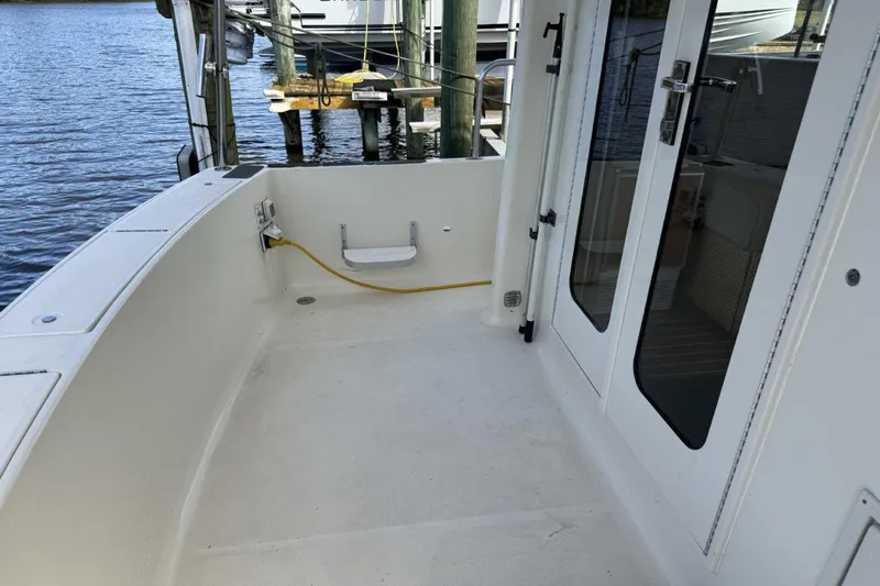 Getaway Yacht Photos Pics 2008 Mainship 34 Trawler Hardtop deck with dockside view and cabin entry.