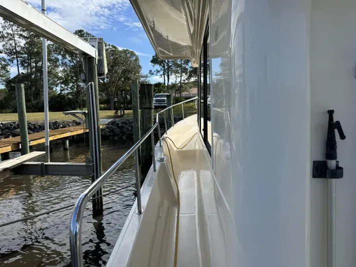 Getaway Yacht Photos Pics 2008 Mainship 34 Trawler Hardtop docked, showcasing side deck and railing.